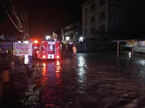 Banjir Menggenangi Badan Jalan, Puluhan Kendaraan di Pringsewu Mogok