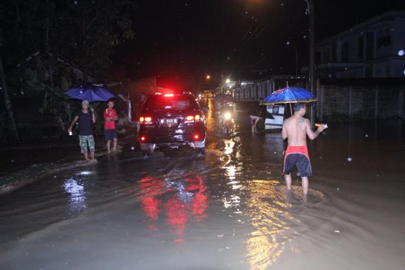 Hujan deras yang melanda Kota Metro pada Jumat petang mulai dari pukul 18.00 hingga 19.58 WIB, 22/1/2016, membuat kawasan Jalan Tongkol, Yosodadi Metro Timur kebanjiran | Ade/jejamo.com