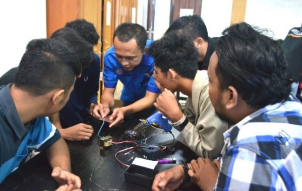 Mahasiswa IBI Darmajaya Berlatih Rancang Sensor Antimaling
