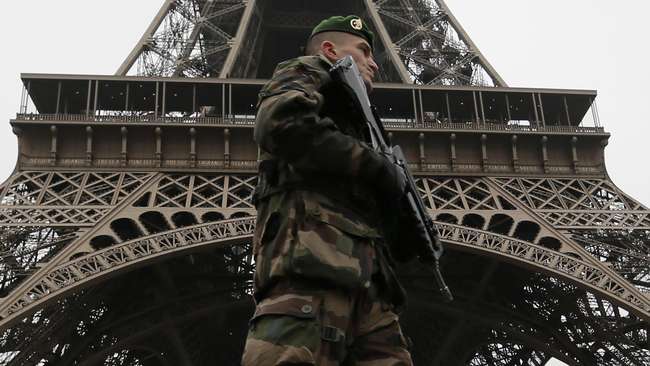 Masjid Diserang, Tentara Prancis Terluka