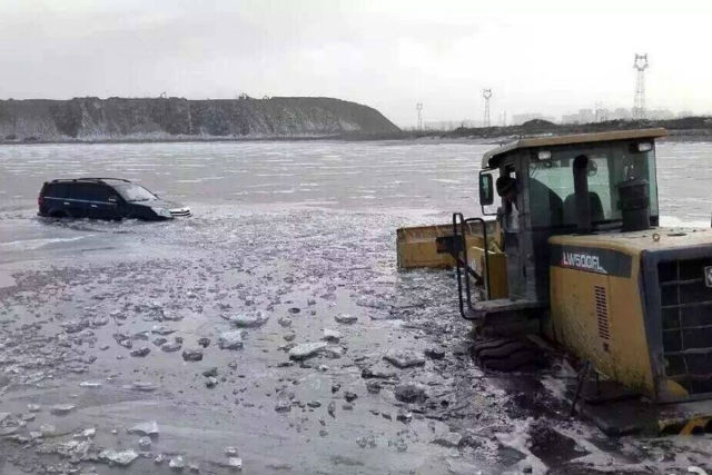 Hendak Tolong Mobil Terjebak di Es, Alat Berat Ini Ikut Terperangkap