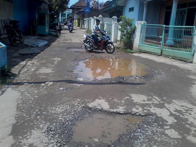 Jalan Rusak, Warga Kampung Baru Bandar Lampung Mengeluh Tidak Nyaman