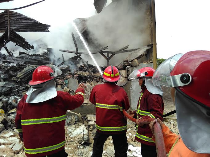 Sebanyak 35 personel pemadam kebakaran dikerahkan untuk memadamkan api di gudang penyimpanan snack Natar Lampung Selatan. | Andi/Jejamo.com