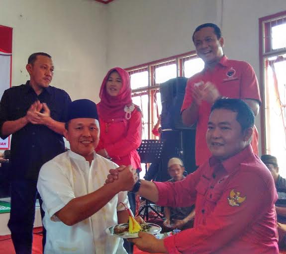 Bupati Terpilih Dr. Mustafa (kiri), Wakil Ketua Bidang Organisasi DPD PDI Perjuangan Lampung Bambang Suryadi (kanan) saat berada di Kantor DPC PDI Perjuangan Lampung Tengah. | Raeza Handani/Jejamo.com