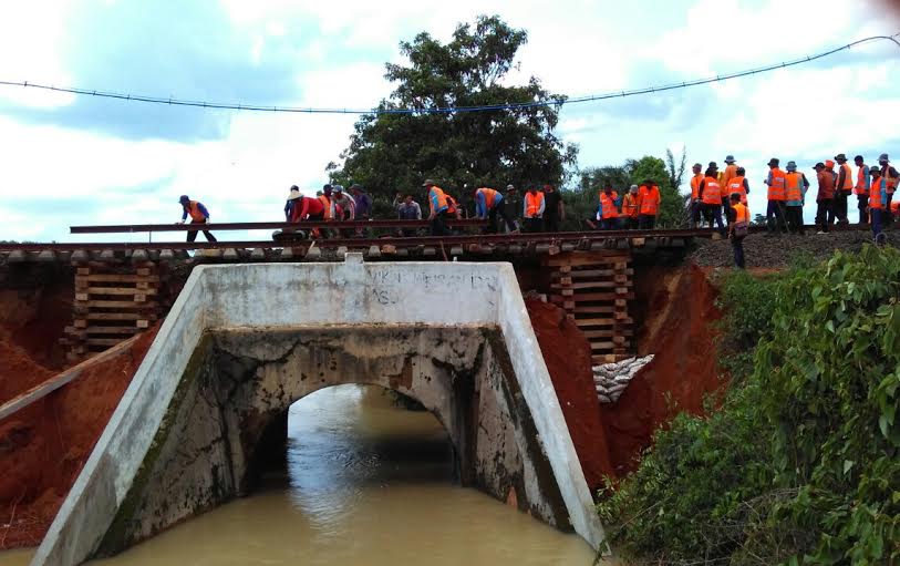 Rel Amblas, Penumpang Terlantar di Stasiun Slusuban Lampung Tengah
