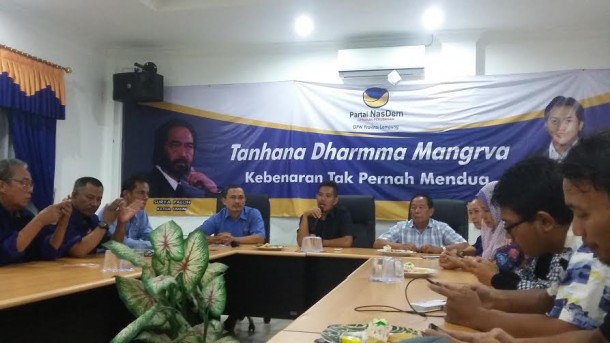 Sekretaris DPW Nasdem Fauzan Sibron ( tengah) | Tama/jejamo.com