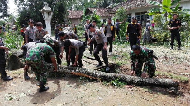 Warga Korban Puting Beliung di Sukajaya Lampung Tengah Terima Bantuan