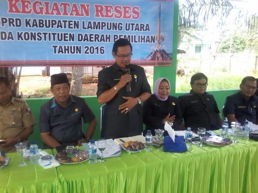 Ketua Komisi II DPRD Lampung Utara Herwan Mega (memegang mikrofon). | Mukaddam/Jejamo.com