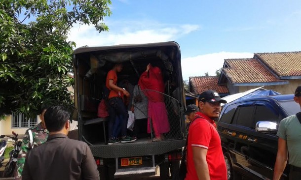 Kodim 0421 Lampung Selatan mengamankan 12 orang calon tenaga kerja Indonesia (TKI) yang ditampung di rumah oknum pegawai Kantor  Imigrasi kelas II Kalianda | Heri/jejamo.com