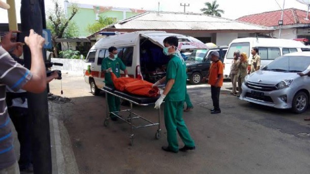 Jasad M Jaya Pratama yang ditemukan Selasa, 2/2/2016, setelah sepekan hilang, kini dibawa ke Rumah Sakit Umum Mayjen Ryacudu, Kotabumi, Lampung Utara, untuk diautopsi. | Ist 