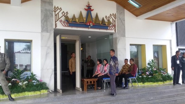 Sejumlah aparat keamana dari  Polda Lampung tampak berjaga didepan mesin metal detector guna memeriksa tamu yang akan masuk ke aula Mahan Agung, Sabtu 13/2/2016 | Tama/jejamo.com