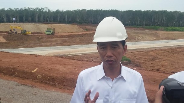 Presiden Jokowi saat meninjau progres pembangunan Jalan Tol Sumatera di Desa Sabah Balau, Lampung Selatan, Kamis 11/2/2016 | Tama/jejamo.com