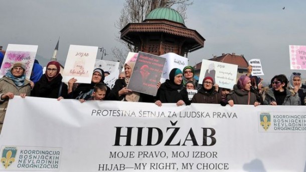 Ribuan Wanita Bosnia Protes Larangan Berhijab