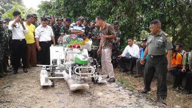 Demonstrasi penggunaan mesin tanam (Transplanter), di lahan Kelompok Tani (Poktan) Subur III, Kelurahan Banjarsari, Metro Utara. | Tyas Pambudi/Jejamo.com