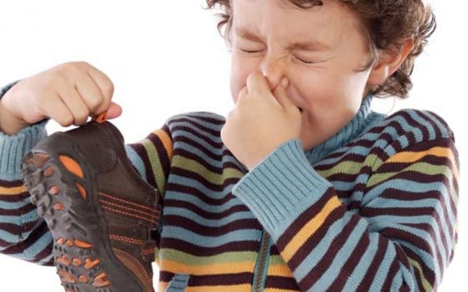 Lima Cara Mudah Menghilangkan Bau Sepatu