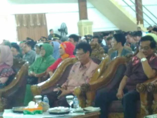 Erwin Arifin, menundukan kepala mendoakan Almarhum Prio Budi Utomo, dalam Sertijab Bupati Lampung Timur, di Gedung Pusiban, Sukadana, Kamis, 18/2/2016. | Wahyu/Jejamo.com