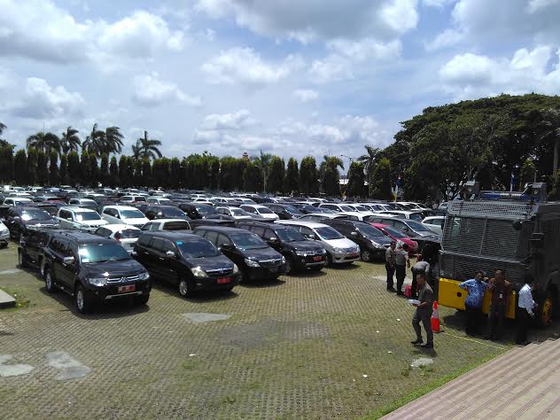 Ratusan kendaraan padati lapangan Korpri pada pelantikan kepala daerah, Rabu, 17/2/2016. | Andi Apriyadi/Jejamo.com