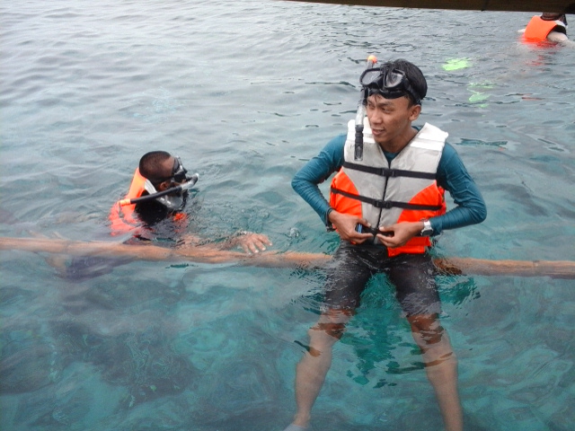 Salah satu pengunjung menikmati wisata laut Pahawang. | Artha/Jejamo.com