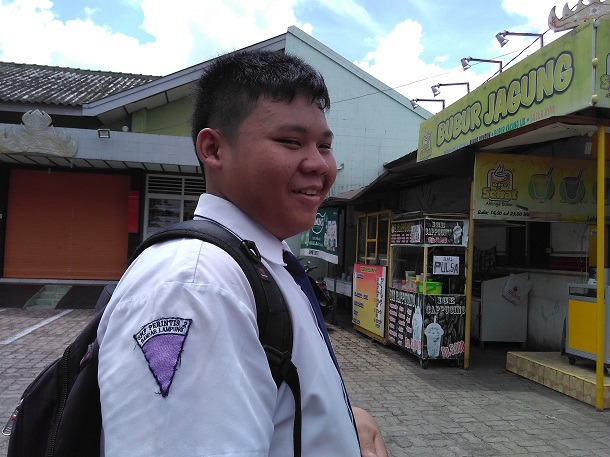 Sopir Angkot Mogok, Rizki Pelajar Bandar Lampung Terpaksa Jalan Kaki 8 Km