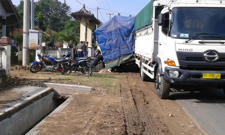 Truk muatan pupuk rusak di ruas jalan Merapi Lampung Tengah membuat jalanan macet. | Adrian Arlambang/Jejamo.com