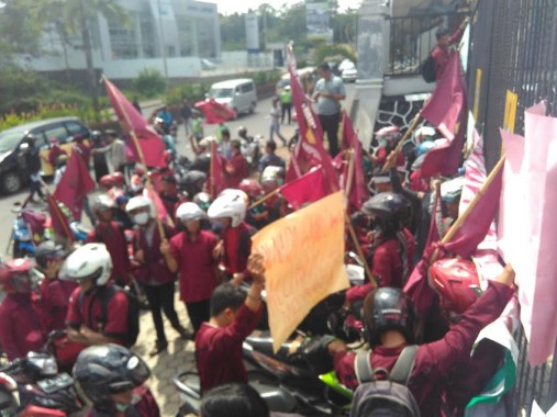 Massa IMM Lampung berdemo di depan Kantor PLN Wilayah Lampung di Jalan ZA Pagaralam, Kamis, 17/3/2016. | Andi Apriyadi/Jejamo.com
