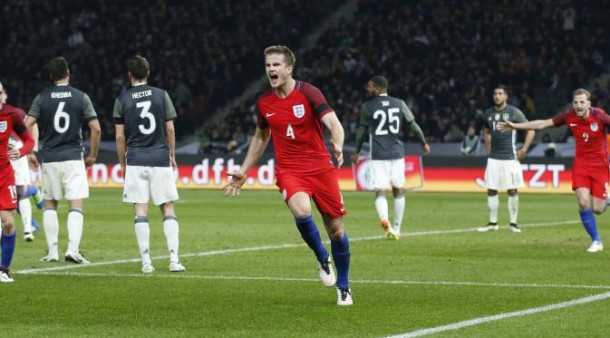 Pemain Timnas Inggris Eric Dirr mencetak gol ketiga saat membekuk Jerman 3-2 dini hari tadi pada laga persahabatan di Berlin. | Liputan6.com