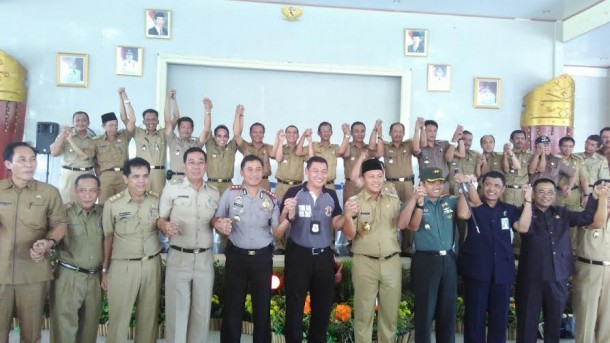 Peserta kegiatan berfoto bersama Bupati Lampung Tengah dan Diskrimun Polda Lampung | Raeza/jejamo.com