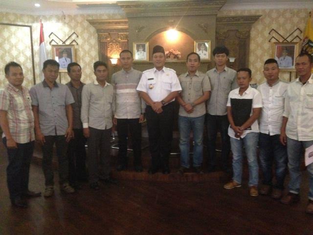 Bupati Lampung Tengah, Dr. Ir. H. Mustafa, MH bersama Ketua Gabpeknas Herry Ridwansyah, usai melaksanakan Audiensi diruang Kerja Bupati | Raeza/jejamo.com