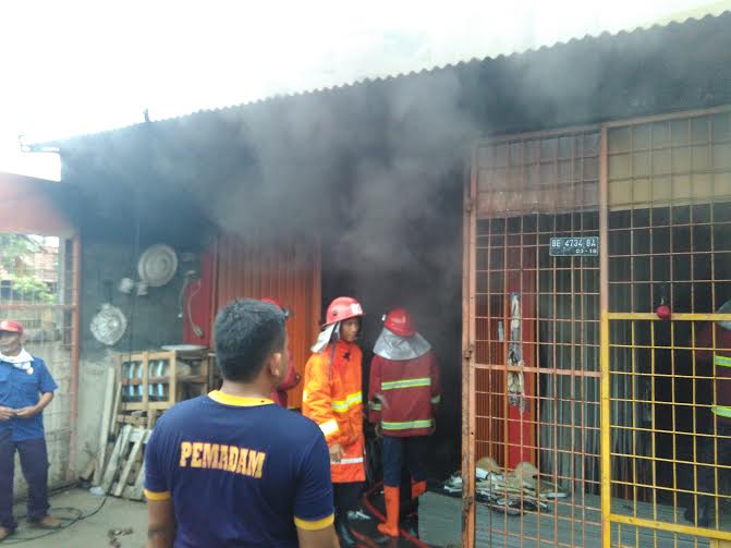 Breaking News: Kebakaran Toko Bangunan di Jatimulyo Disebabkan Konsleting Listik, Kerugian Rp1 miliar