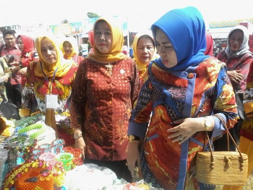 Devi Eliyanti Fauzi Hasan (tengah jilbab kuning ) dan Ibu Kornelia Umar Ahmad (jilbab biru) sedang menilai lomba cipta menu | Mukaddam/jejamo.com
