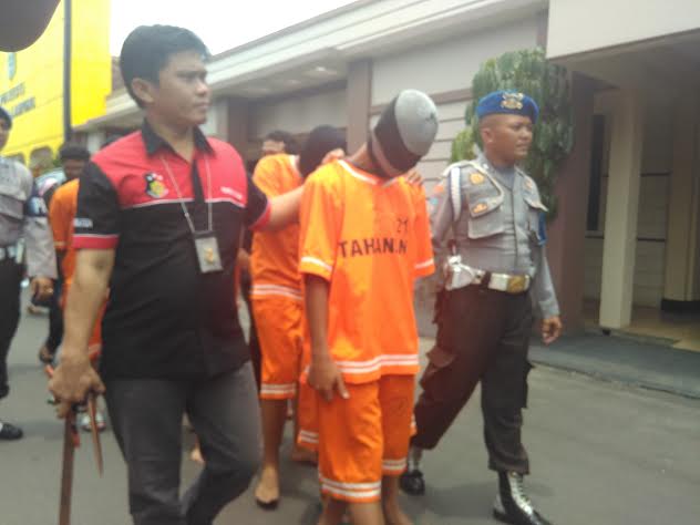 Kelima tersangka pembunuhan Dwiki pelajar SMKN 2 Bandar Lampung saat digelandang di Mapolresta Bandar Lampung, Jumat, 11/3/2016. | Andi/Jejamo.com
