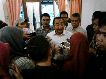 General Manager PT. PLN Irwansyah Putra usai menggelar jumpa pers di Rumah Kayu Bandar Lampung, Rabu, 16/3/2016. | Sugiono/Jejamo.com