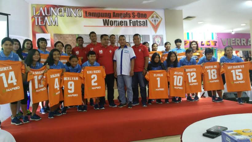 Tim futsal Lampung Angel melakukan sesi foto bersama official usai launching tim di salah satu pusat perbelanjaan di Bandar Lampung, Sabtu 26/3/2016. | Arif/jejamo.com 