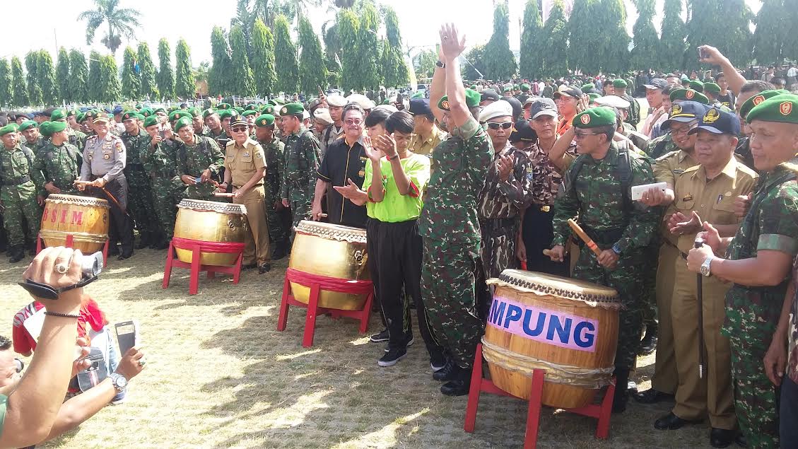 Sejumlah pejabat memukul tambur sebagai tanda bahwa provinsi Lampung siap untuk memerangi peredaran narkoba di Bumi Ruwa Jurai, Senin 21/3/2016. | Arif/Jejamo.com 