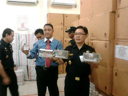 Kepala Kantor Pengawasan, Pelayanan Bea dan Cukai (KPPBC) tipe Madya Pabean B Bandar Lampung menunjukan barang bukti hasil sitaan. | Sugiono/Jejamo.com