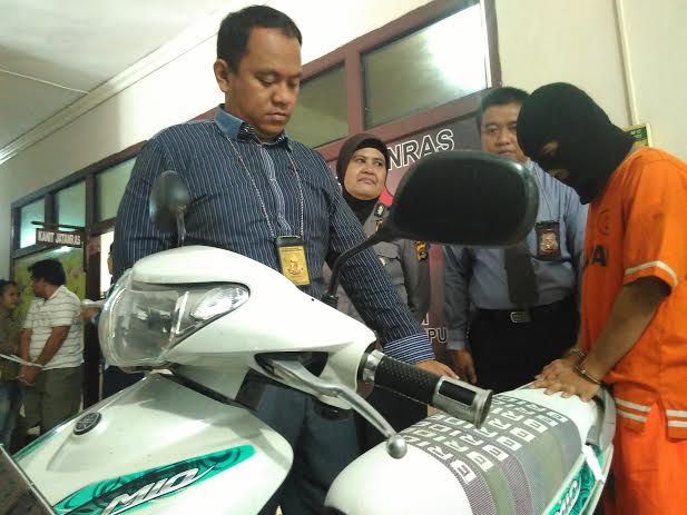 Kasat Reskrim Polresta Bandar Lampung Komisaris Dery Agung Wijaya, saat mengintrogasi tersangka spesialis pencuri rumah kosong. | Andi/Jejamo.com