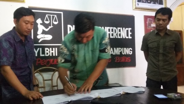Direktur Lembaga Bantuan Hukum (LBH) Pers Lampung Hanafi Sampurna (tengah) | Tama/jejamo.com