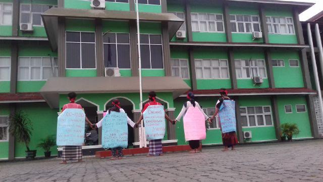 Sejumlah Mahasiswa yang tergabung dalam Keluarga Besar Mahasiswa IAIN Raden Intan Lampung melakukan aksi protes dengan menutup mulutnya dengan lakban | ist