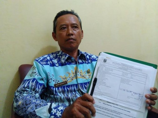 Kepala UPT Sarana dan Prasarana Olahraga Kota Metro Heri Widarto menunjukkan surat disposisi dari Disdik Kota Metro yang telah ditandatangani oleh sekretaris Disdik | Wahyu/jejamo.com