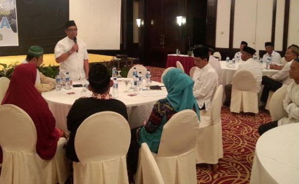 Wakil Bupati Lampung Tengah Loekman saat membuka manasik umrah jemaah asal kabupaten ini yang diberangkatkan via APBD setempat. | Raeza Handani/Jejamo.com