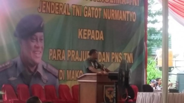 Panglima TNI Jenderal Gatot Numantyo memberi pengarahan prajurit TNI di Makorem 043 Gatam, Selasa 26/4/2016.