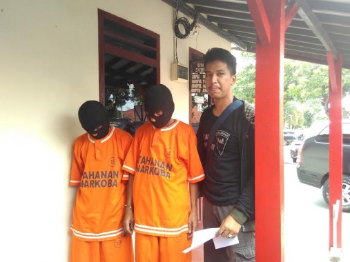 Dua tersangka pengedar sabu dalam ekspose di Polresta Bandar Lampung, Senin, 4/4/2016. Seorang di antaranya oknum PNS Dinas Kesehatan Lampung. | Andi Apriyadi/Jejamo.com