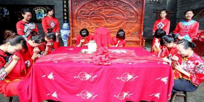 Menangis bersama, menjadi salah satu ritual pernikahan unik yang dilakukan masyarakat China. | Ist.