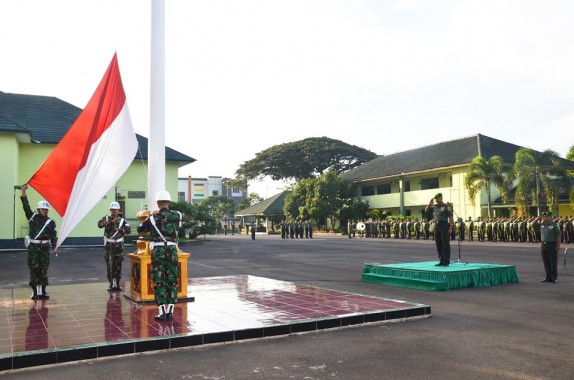 Upacara pekanan prajurit dan PNS Korem 043/ Gatam di Lapangan Makorem 043/Garuda, Penengahan Bandar Lampung, Senin, 11/4/2016 