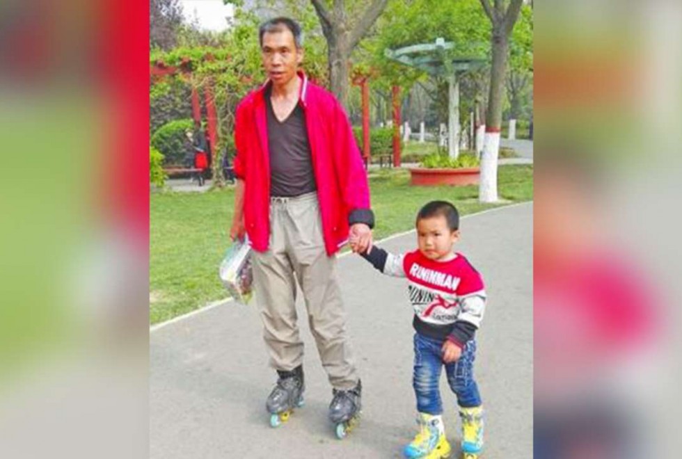 Ajarkan Kerasnya Hidup, Seorang Ayah Bawa Balitanya Bersepatu Roda 540 Km