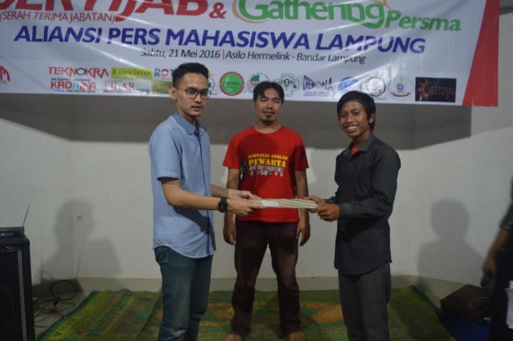 Imam Gunawan (kanan) didapuk menjadi koordinator APM Lampung setahun ke depan. | Ist 