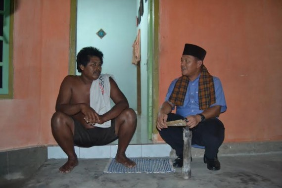 Bupati Lampung Tengah berbincang dengan warga di Kampung Variaagung agar giat melakukan siskamling | Raeza/jejamo.com