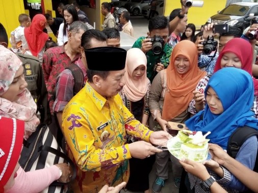 Wali Kota Bandar Lampung Herman HN mendapat kejutan dari jurnalis, Selasa, 17/5/2016. Suami Eva Dwiana itu memasuki usia 80 tahun. | Arif Wiryatama/Jejamo.com