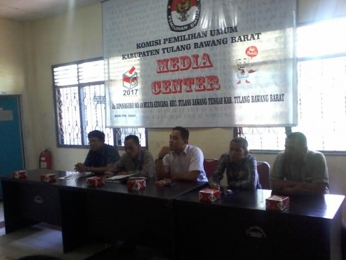 Ketua KPU Tulangbawang Barat Ismanto Ahmad (tengah berkemeja putih) bersama Sekretaris KPU Markurius (dua dari kanan berkemeja cokelat). | Buhairi Aidi/Jejamo.com