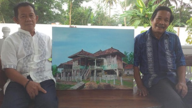 Wakil Bupati Fauzi Hasan (kiri) bersama kepala Biro Jejamo.com Buhairi Aidi menunjukkan Lukisan hasil guratan tangan Yusuf bin Muluk | Mukaddam/jejamo.com